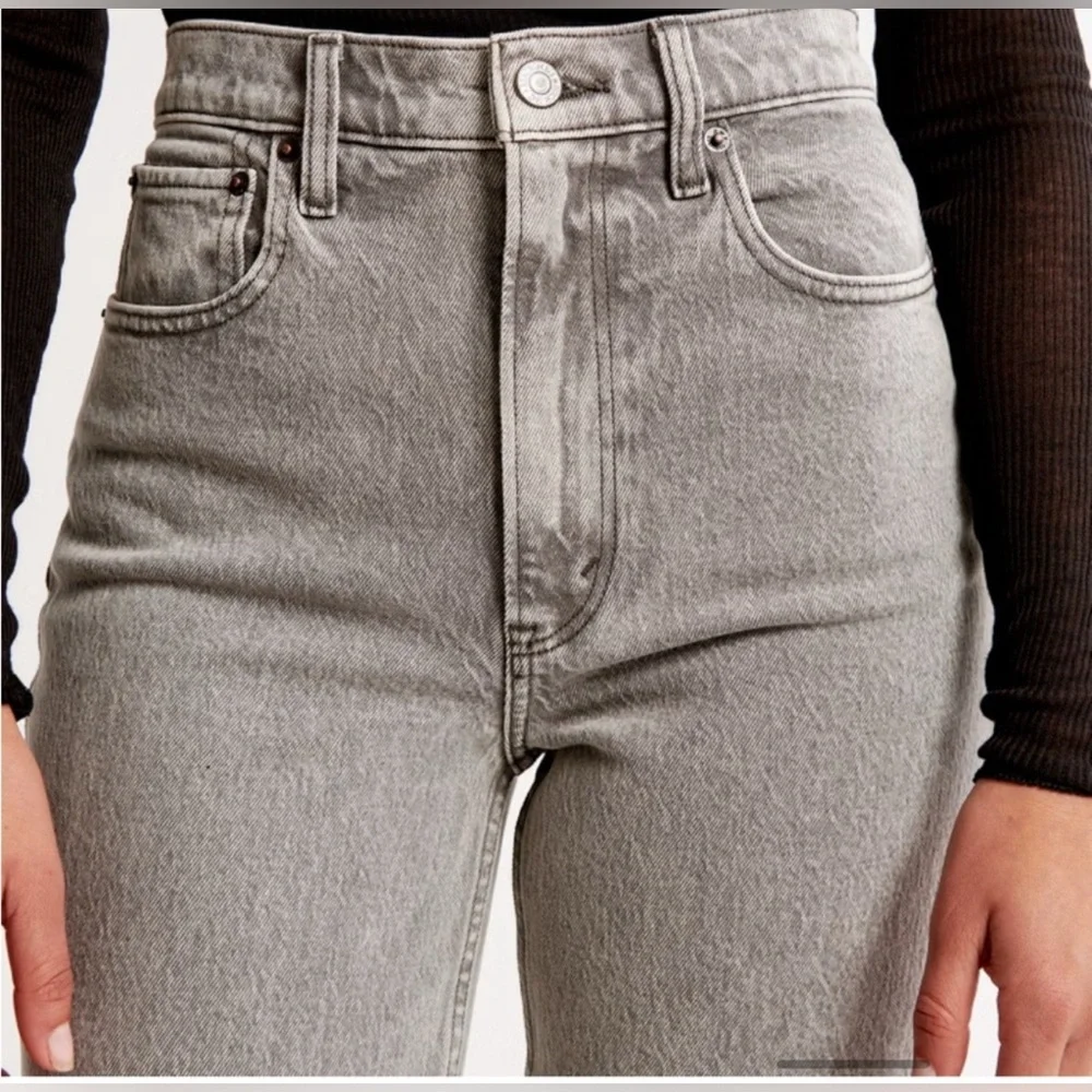 Abercrombie & Fitch Ultra High Rise 90s Straight Jean in Gray